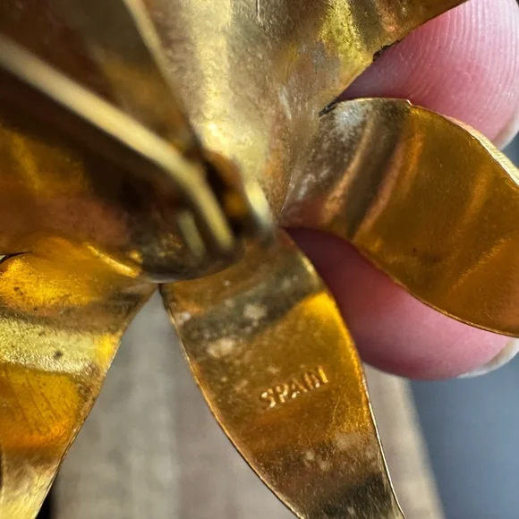 Vintage Spain Damascene Black, Gold Silver Tone Faux Pearl Large Flower Brooch - Picture 5 of 9